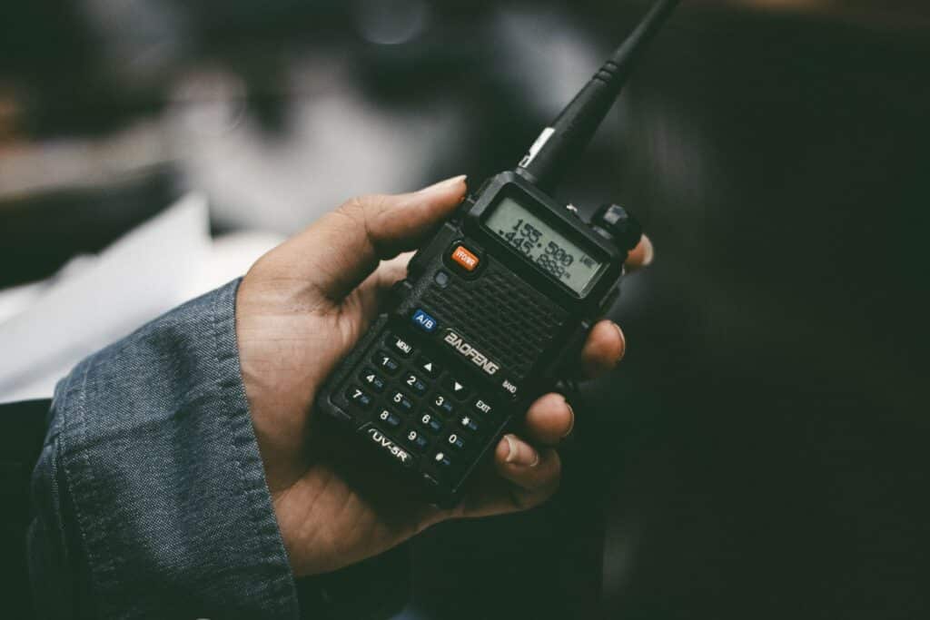 Mit Walkie Talkies ist Kommunikation in Krisenzeiten möglich. Erfahre mehr ... © Unsplash I Pradamas Gifarry