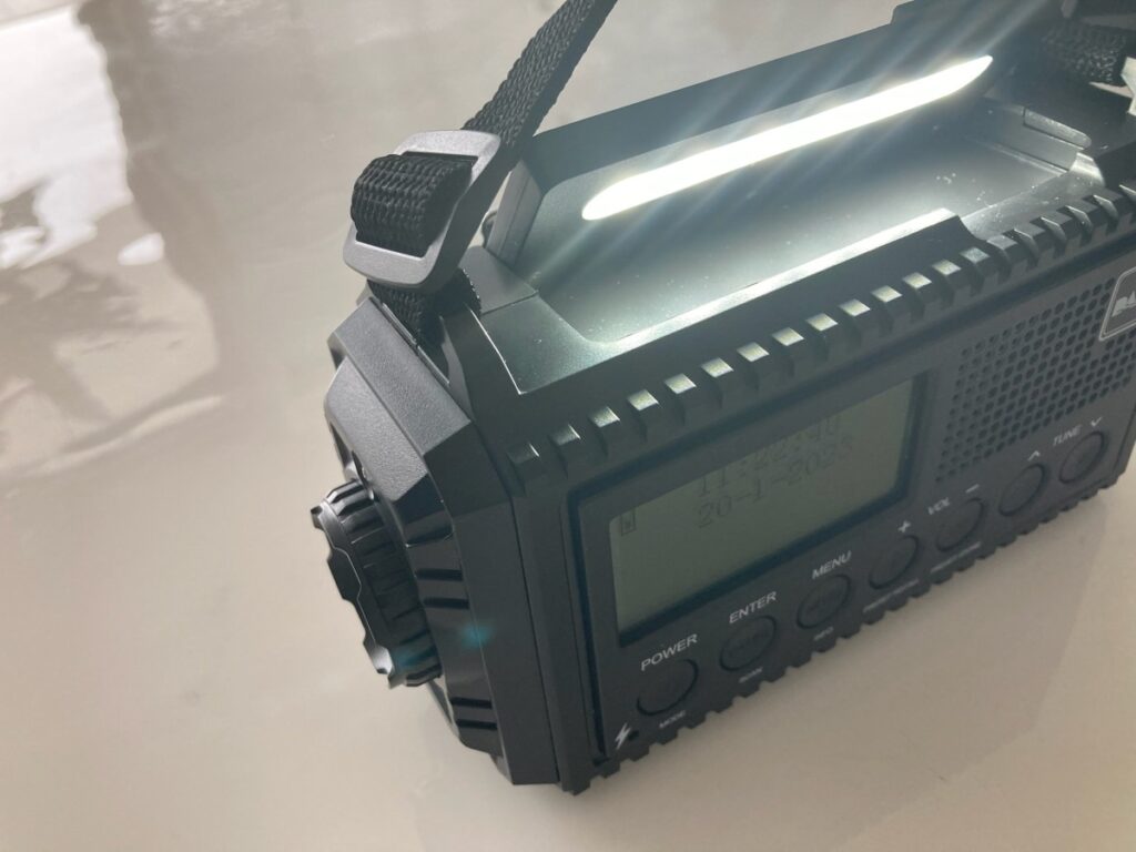 Kurbelradio mit Solarpanel und ausgeklappter Kurbel.